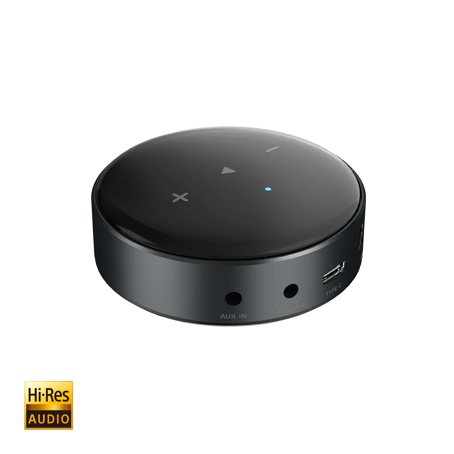 Das Bild zeigt einen WiiM Mini, ein rundes, kompaktes High-Resolution-Audio-Streaming-Gerät in einem glänzenden Schwarz mit berührungsempfindlichen Bedienelementen für Wiedergabe und Lautstärkeregelung auf der Oberseite. An der Seite des Geräts sind Anschlüsse für AUX IN, AUX OUT und TYPE-C sichtbar, zusammen mit einem Label für Hi-Res AUDIO in gelber Schrift am unteren Rand des Bildes. Der Hintergrund ist transparent.